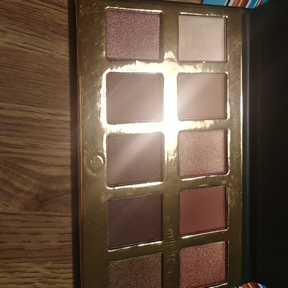 Crown Fuego Eyeshadow Palette